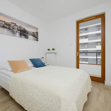 Апартаменты Comfortable Two-bedroom With Parking, Excellent Location In The Centre By Renters