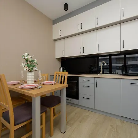 Апартаменты Comfortable Two-bedroom With Parking, Excellent Location In The Centre By Renters Варшава