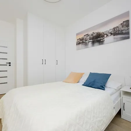 Elegant Two-bedroom With Parking, Excellent Location In The Centre By Renters Apartment Warsaw