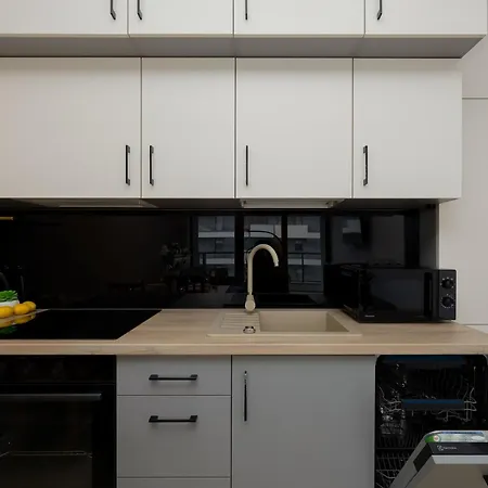 Апартаменты Comfortable Two-bedroom With Parking, Excellent Location In The Centre By Renters Варшава