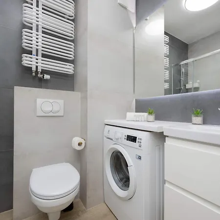 Elegant Two-bedroom With Parking, Excellent Location In The Centre By Renters Apartmán *