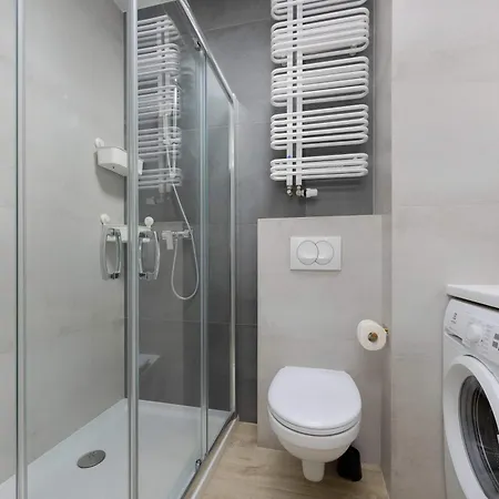 Comfortable Two-bedroom With Parking, Excellent Location In The Centre By Renters شقة وارسو