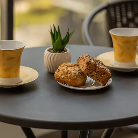 Comfortable Two-bedroom With Parking, Excellent Location In The Centre By Renters شقة *