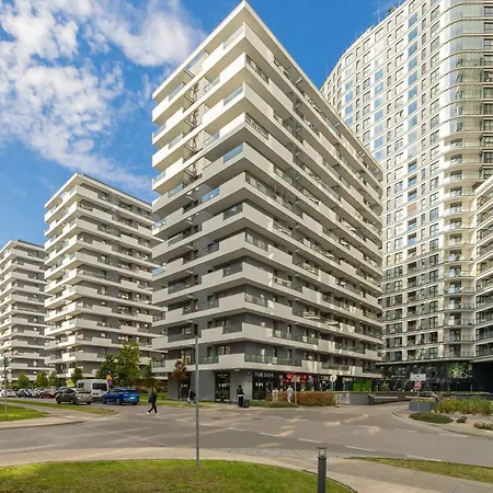 Comfortable Two-bedroom With Parking, Excellent Location In The Centre By Renters وارسو