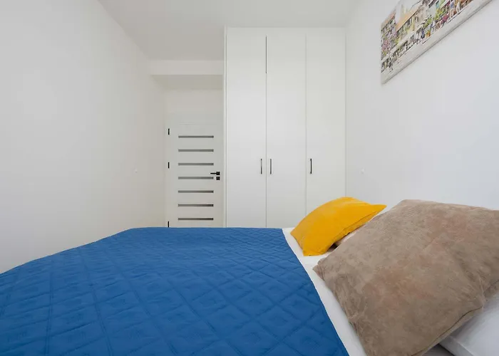 Comfortable Two-bedroom With Parking, Excellent Location In The Centre By Renters Warszawa