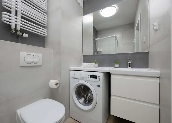 Comfortable Two-bedroom With Parking, Excellent Location In The Centre By Renters Lejlighed