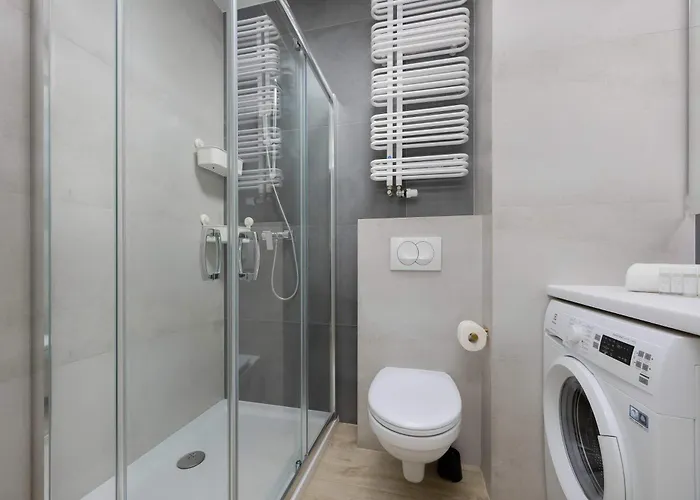 Comfortable Two-bedroom With Parking, Excellent Location In The Centre By Renters Lejlighed Warszawa