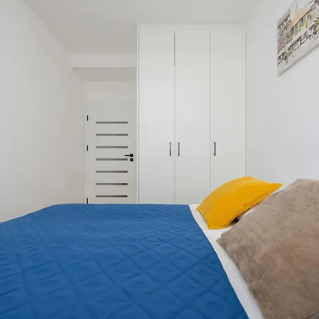 Comfortable Two-bedroom With Parking, Excellent Location In The Centre By Renters Varsavia